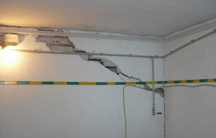 Ekspertyza dużych zarysowań w ścianach budynku wielorodzinnego Ekspertyza dużych zarysowań w ścianach budynku wielorodzinnego